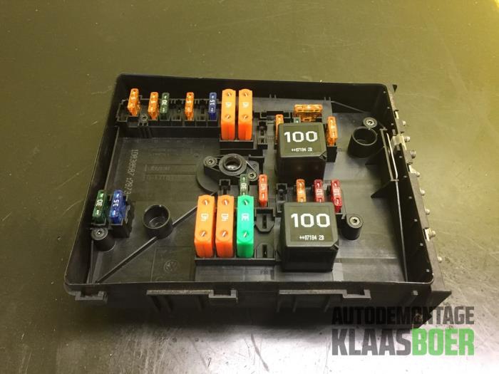 Fuse box Volkswagen Caddy III 2.0 SDI L2K000087 VAG