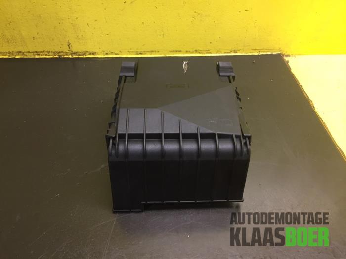 Begagnade Säkringsbox Volkswagen Caddy III (2KA,2KH,2CA,2CH) 2.0 SDI Pris € 50,00 Marginaltabell erbjuds av Autodemontage Klaas Boer