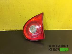 Używane Tylne swiatlo pozycyjne prawe Volkswagen Golf V (1K1) 1.6 FSI 16V Cena € 20,00 Procedura marży oferowane przez Autodemontage Klaas Boer