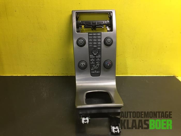 Używane Panel obslugi radia Volvo V50 (MW) 2.0 D 16V Cena € 75,00 Procedura marży oferowane przez Autodemontage Klaas Boer