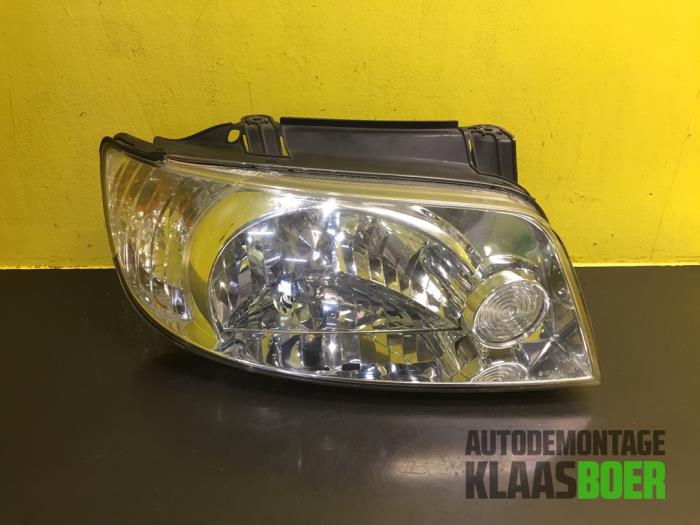 Używane Reflektor prawy Hyundai Matrix 1.6 16V Cena € 45,00 Procedura marży oferowane przez Autodemontage Klaas Boer