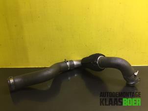 Usados Manguera intercooler Opel Vivaro 2.5 CDTI 16V Precio € 50,00 Norma de margen ofrecido por Autodemontage Klaas Boer