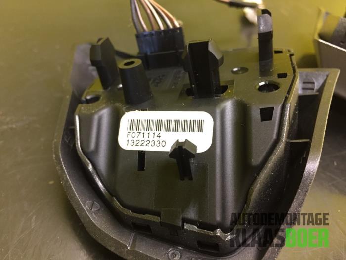 Steering wheel switch from a Opel Corsa D 1.4 16V Twinport 2008