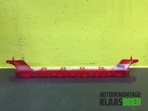 Używane Dodatkowe swiatlo stopu srodek BMW 1 serie (E87/87N) 118d 16V Cena € 10,00 Procedura marży oferowane przez Autodemontage Klaas Boer