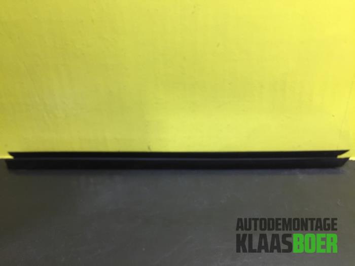 Używane Guma szyby BMW 1 serie (E87/87N) 118d 16V Cena € 20,00 Procedura marży oferowane przez Autodemontage Klaas Boer