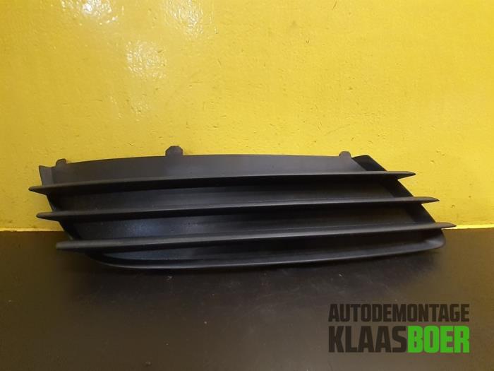 Front bumper, right-side component from a Opel Vectra C GTS 1.8 16V 2004