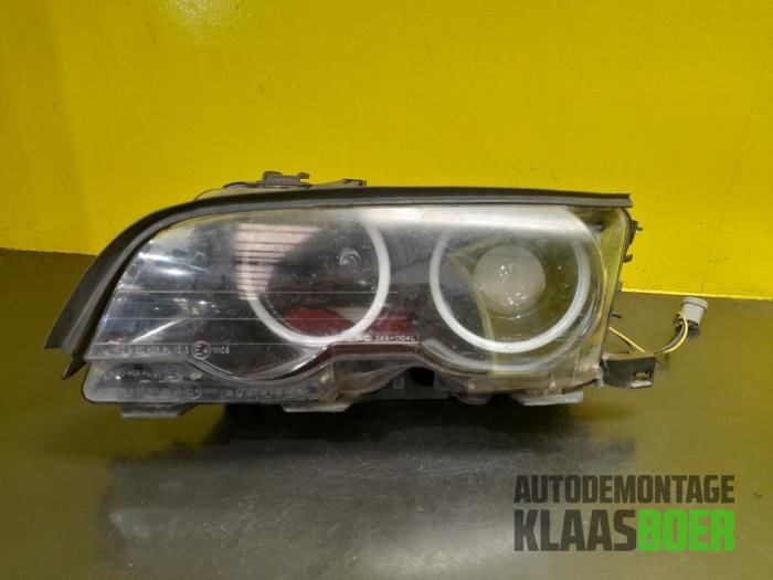 Używane Reflektor lewy BMW 3 serie (E46/4) 320d 16V Cena € 100,00 Procedura marży oferowane przez Autodemontage Klaas Boer