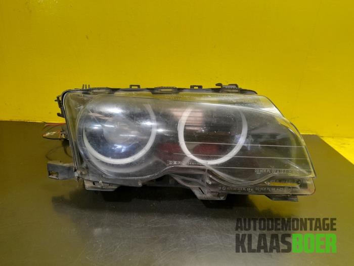 Używane Reflektor prawy BMW 3 serie (E46/4) 320d 16V Cena € 80,00 Procedura marży oferowane przez Autodemontage Klaas Boer