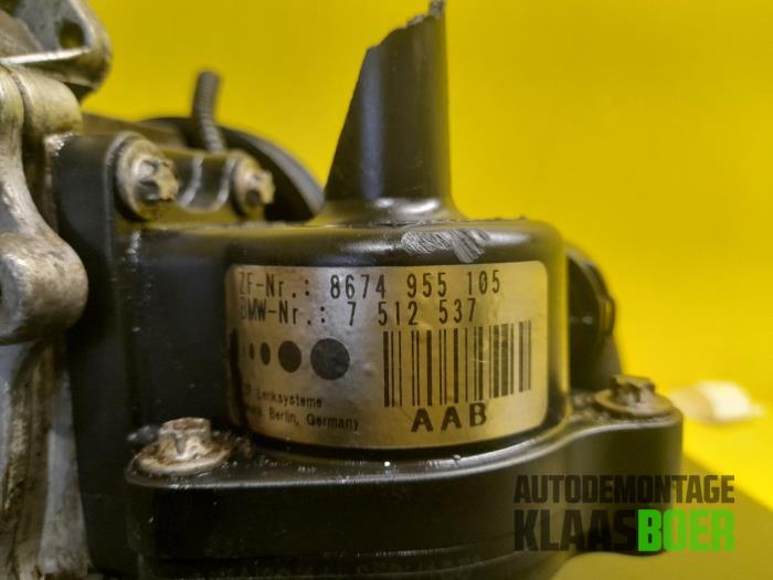Pompe à eau d'un BMW 3 serie Touring (E46/3) 316i 16V 2002