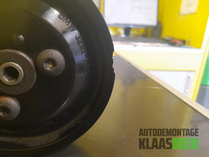 Pompe à eau d'un BMW 3 serie Touring (E46/3) 316i 16V 2002