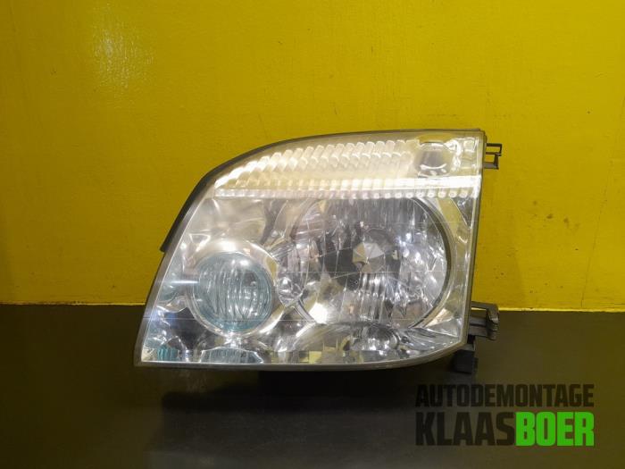 Headlight, left from a Nissan X-Trail (T30) 2.2 dCi 16V 4x2 2004