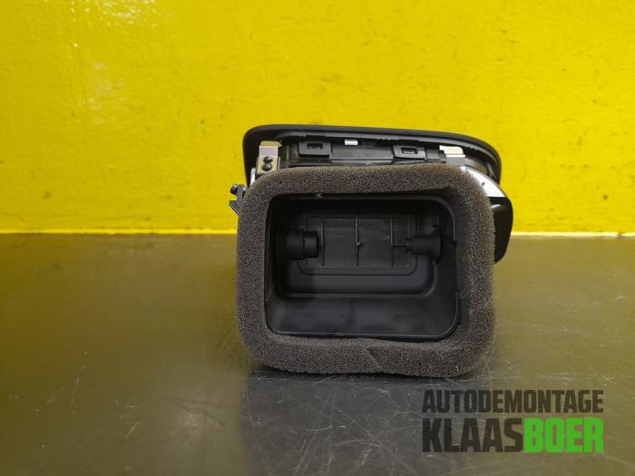 Air grill side from a Volkswagen Passat (3C2) 2.0 TDI 140 2005