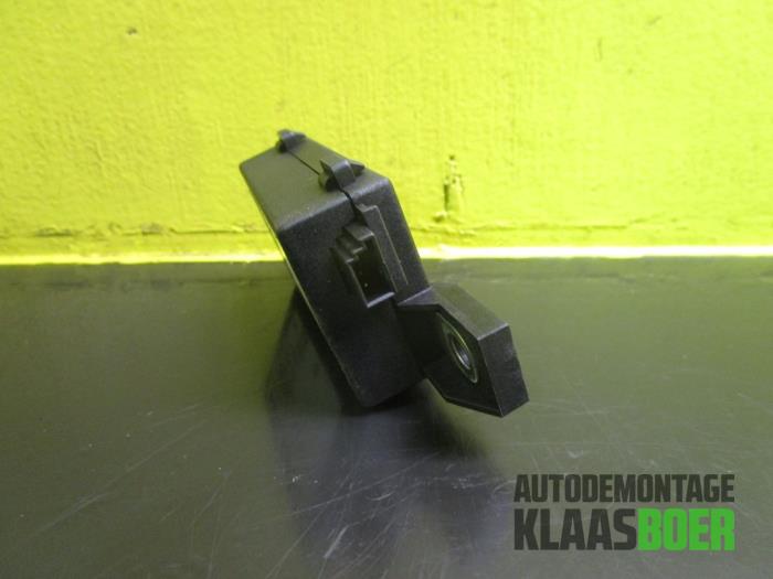 Central door locking module from a MINI Mini One/Cooper (R50) 1.6 16V One 2001