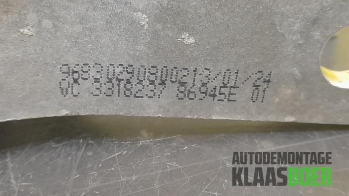 Engine mount from a Peugeot 508 (8D) 2.0 Hybrid4 16V 2013