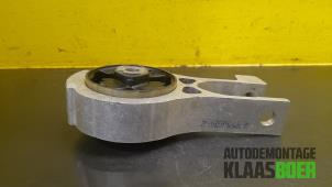 Engine mount from a Peugeot 508 (8D) 2.0 Hybrid4 16V 2013
