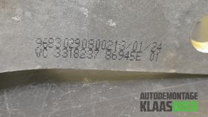 Engine mount from a Peugeot 508 (8D) 2.0 Hybrid4 16V 2013