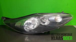 Używane Reflektor prawy Ford Fiesta 6 (JA8) 1.25 16V Cena € 125,00 Procedura marży oferowane przez Autodemontage Klaas Boer