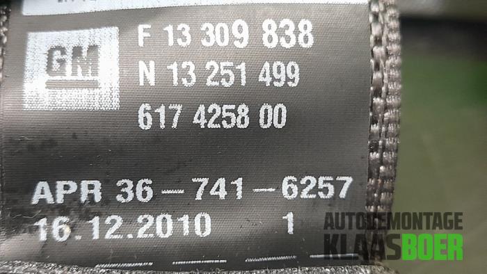 Pas bezpieczenstwa lewy tyl z Opel Astra J Sports Tourer (PD8/PE8/PF8) 1.4 16V ecoFLEX 2011