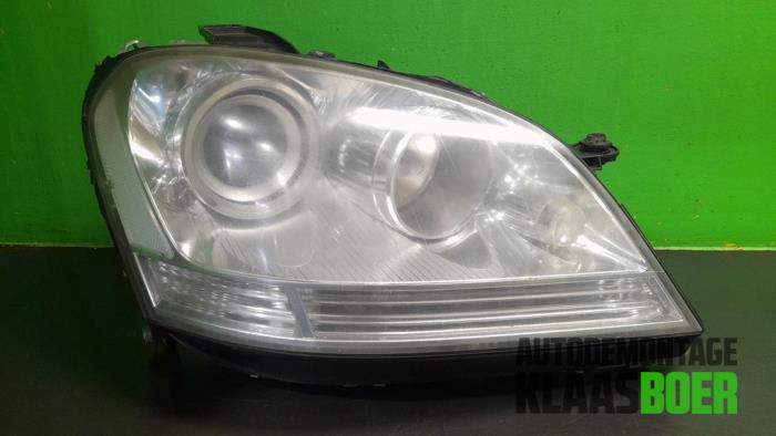 Używane Reflektor prawy Mercedes ML II (164/4JG) 3.0 ML-280 CDI 4-Matic V6 24V Cena € 225,00 Procedura marży oferowane przez Autodemontage Klaas Boer