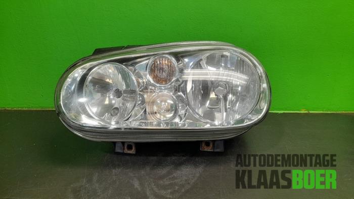 Używane Reflektor lewy Volkswagen Golf IV (1J1) 1.6 16V Cena € 20,00 Procedura marży oferowane przez Autodemontage Klaas Boer