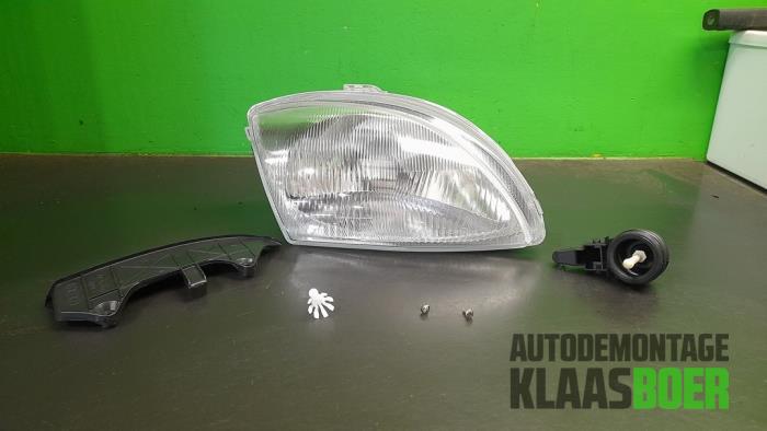 Używane Reflektor prawy Fiat Seicento (187) 1.1 SPI Hobby,Young Cena € 30,00 Procedura marży oferowane przez Autodemontage Klaas Boer