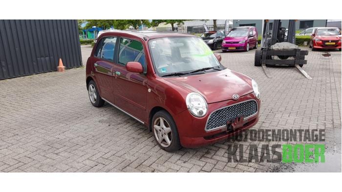 Używane Reflektor prawy Daihatsu Trevis 1.0 12V DVVT Cena € 60,00 Procedura marży oferowane przez Autodemontage Klaas Boer