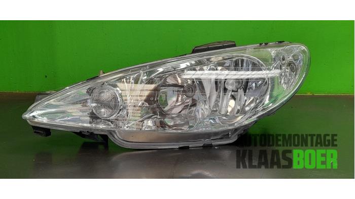 Używane Reflektor lewy Peugeot 206 CC (2D) 1.6 16V Cena € 30,00 Procedura marży oferowane przez Autodemontage Klaas Boer