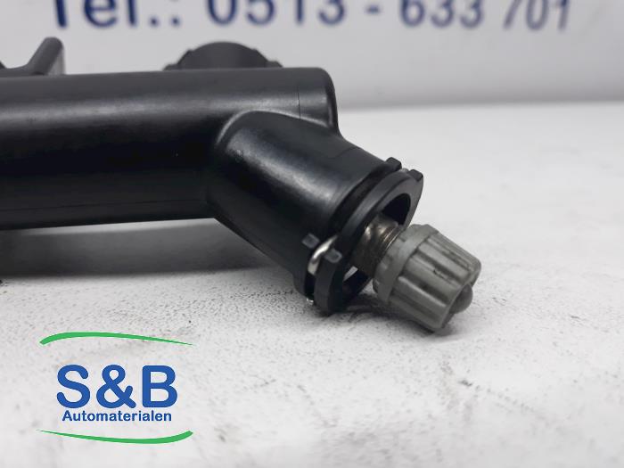 Fuel injector nozzle from a Volkswagen Fox (5Z) 1.2 2007