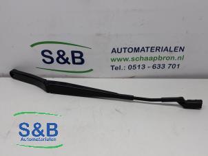 Used Front wiper arm Skoda Fabia III Combi (NJ5) 1.2 TSI 16V Greentech Price € 15,00 Margin scheme offered by Schaap & Bron
