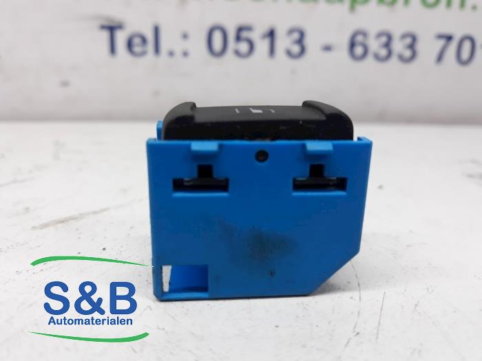 Usados Interruptor de ventanilla eléctrica Skoda Octavia Combi (1U5) 1.6 Precio € 8,00 Norma de margen ofrecido por Schaap & Bron