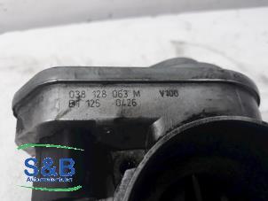 Drosselklappengehäuse van een Volkswagen Golf V (1K1) 2.0 TDI 16V 2006