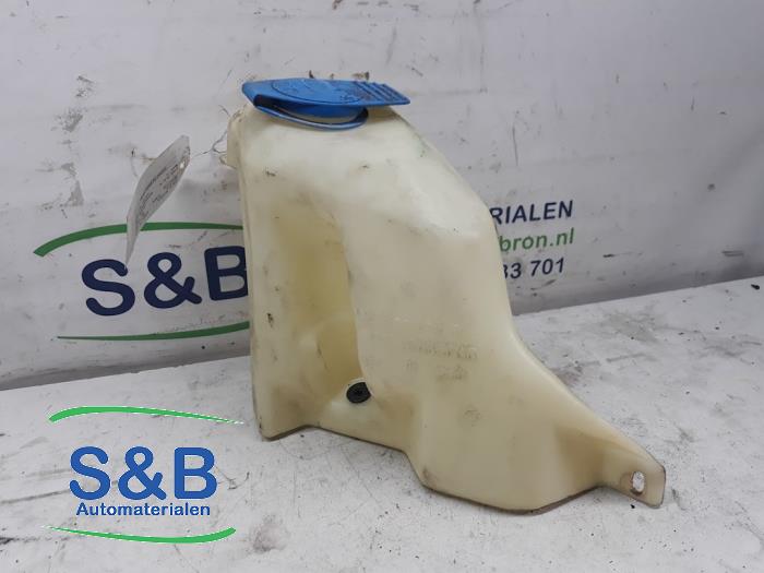 Front windscreen washer reservoir from a Volkswagen Polo III (6N1) 1.4i 60 1996