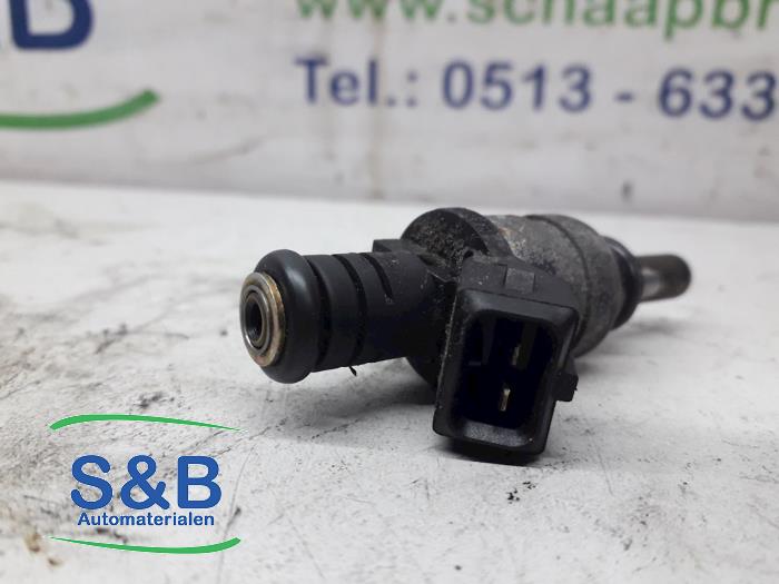 Injektor (Benzineinspritzung) van een Volkswagen Golf IV 4Motion (1J1) 1.8 20V 2003