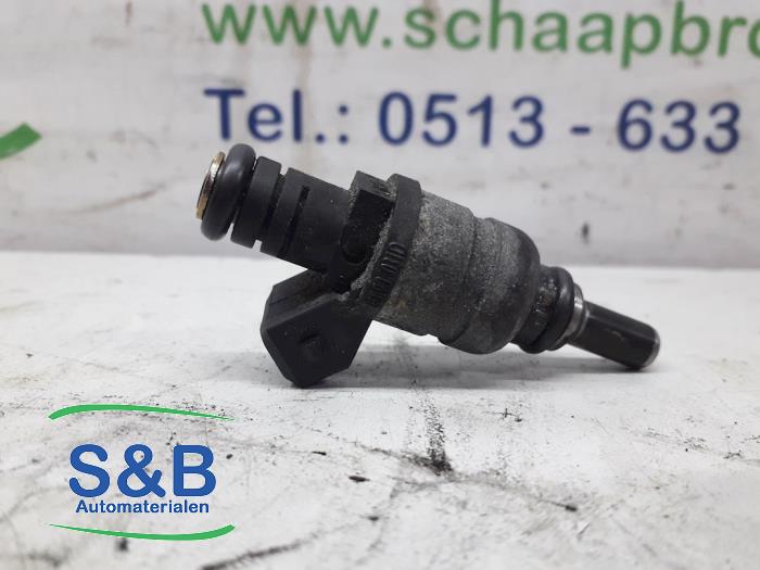 Injektor (Benzineinspritzung) van een Volkswagen Golf IV 4Motion (1J1) 1.8 20V 2003