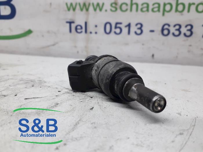 Injektor (Benzineinspritzung) van een Volkswagen Golf IV 4Motion (1J1) 1.8 20V 2003