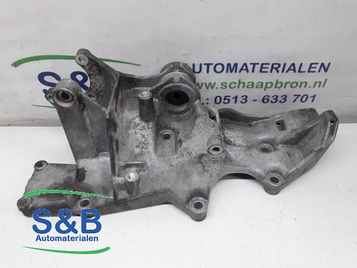 Usagé Support dynamo haut Volkswagen Passat (3B3) 2.0 20V Prix € 50,00 Règlement à la marge proposé par Schaap & Bron
