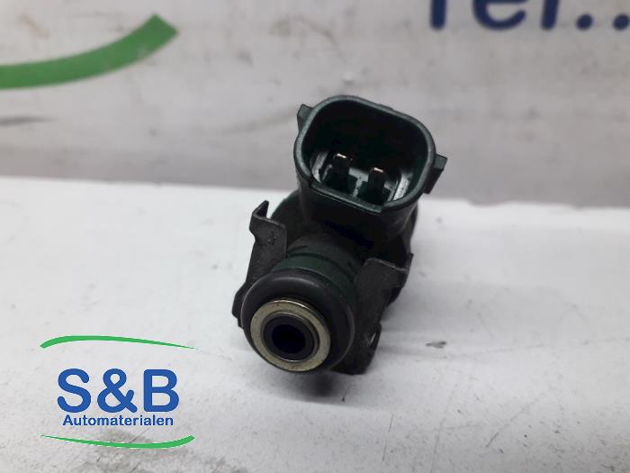 Injector (petrol injection) from a Audi A3 (8L1) 1.6 1997