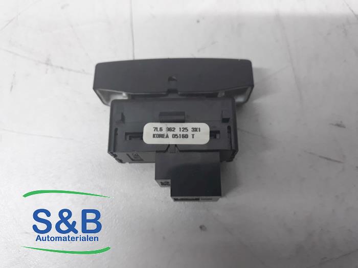Central locking switch from a Volkswagen Touareg (7LA/7L6) 2.5 TDI R5 2005