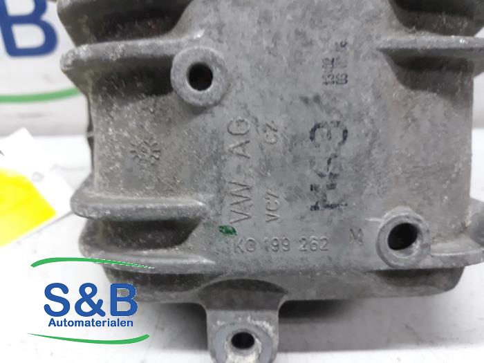 Engine mount from a Audi A3 (8P1) 2.0 16V FSI 2006