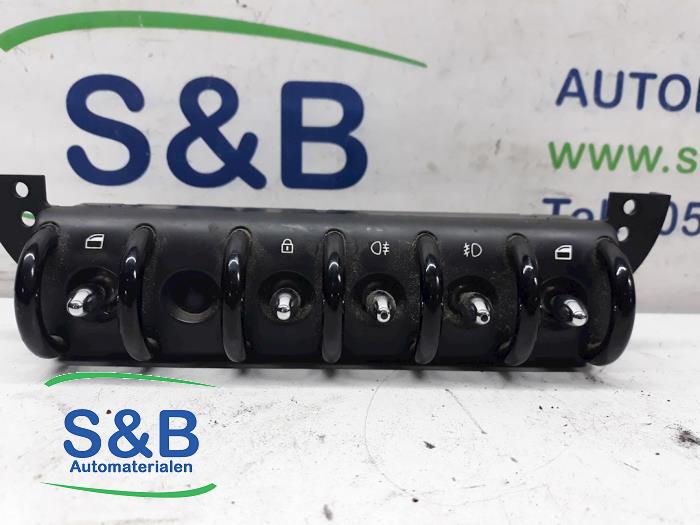 Usados Interruptor combinado de ventanillas BMW Mini (R50/53) 1.6 16V One Precio € 24,99 Norma de margen ofrecido por Schaap & Bron