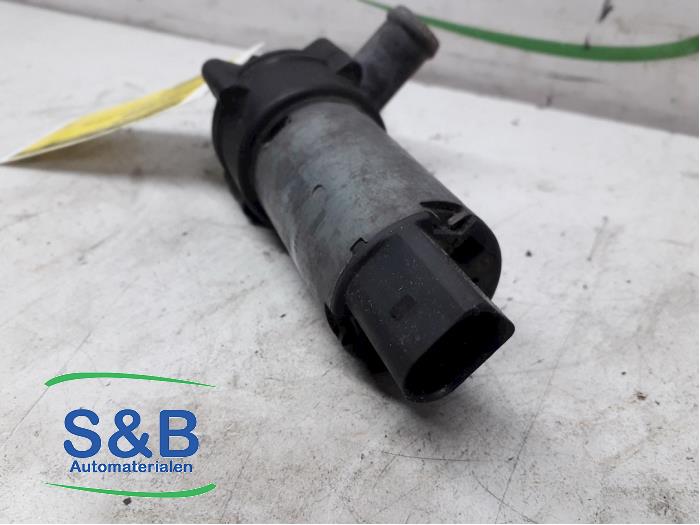 Begagnade Extra vattenpump Volkswagen Passat (3B2) 2.3 VR5 Pris € 40,00 Marginaltabell erbjuds av Schaap & Bron