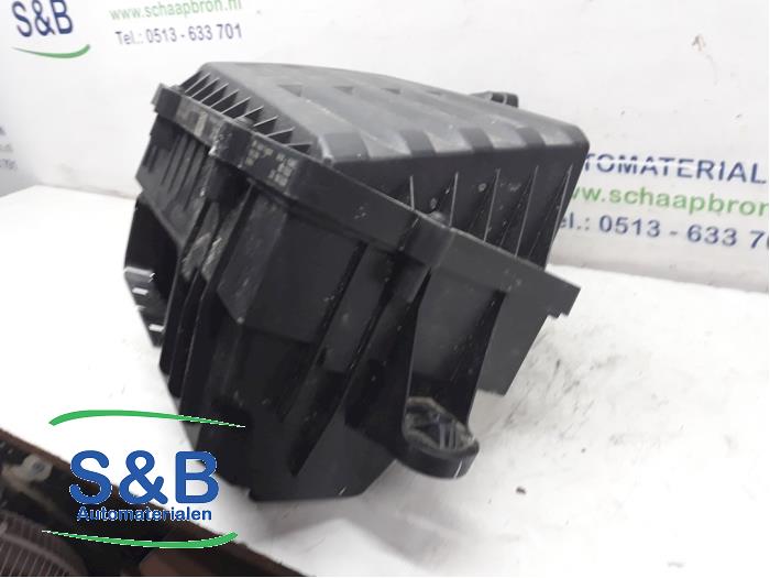 Cuerpo de filtro de aire de un Volkswagen Touran (5T1) 2.0 TDI 150 2018
