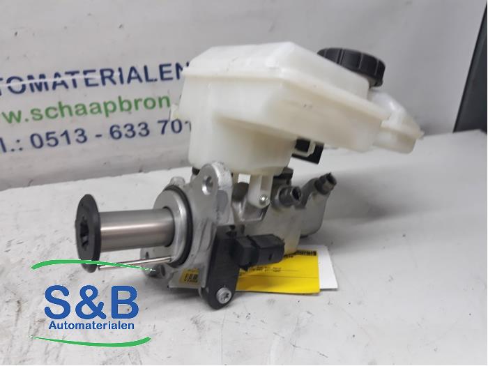 Master cylinder from a Volkswagen Touran (5T1) 2.0 TDI 150 2018