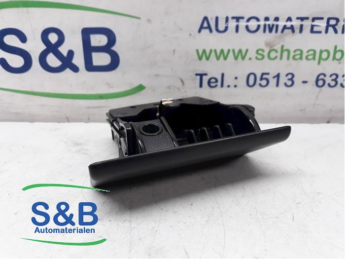 Begagnade Askkopp, fram Volkswagen Passat (35I) 1.8i Pris € 10,00 Marginaltabell erbjuds av Schaap & Bron