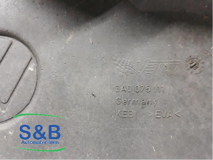 Mud-flap from a Volkswagen Passat (35I) 1.8i 1996