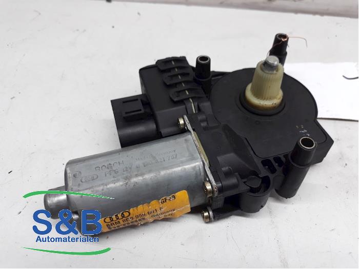 Usados Motor de ventanilla de puerta Audi A4 (B5) 1.6 Precio € 30,00 Norma de margen ofrecido por Schaap & Bron