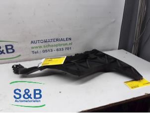 Używane Wspornik zderzaka prawy tyl Audi A4 Avant Quattro (B8) 2.0 TFSI 16V Cena € 10,00 Procedura marży oferowane przez Schaap & Bron