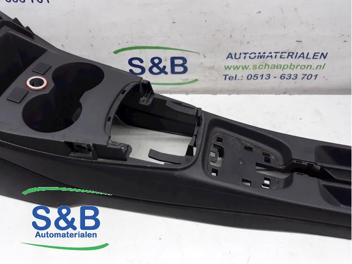 Middle console from a Volkswagen Polo V (6R) 1.2 12V BlueMotion Technology 2010