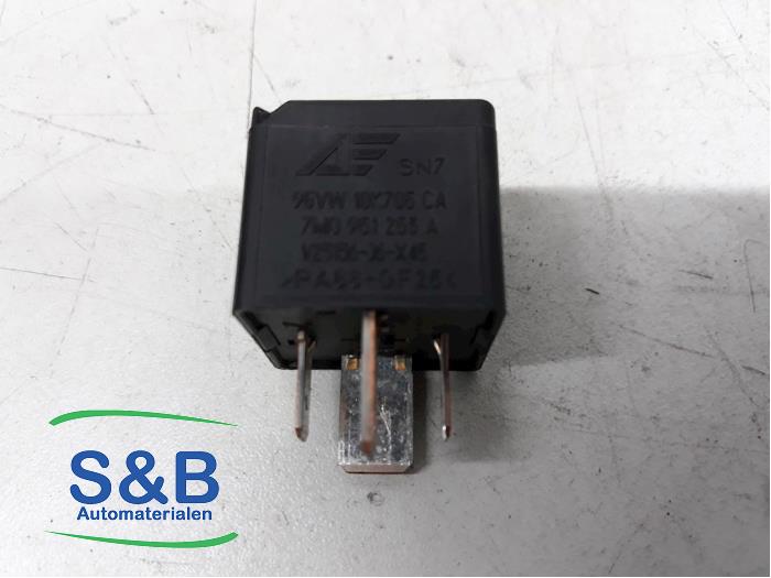 Relay Volkswagen Transporter T5 2.5 TDi 7M0951253A