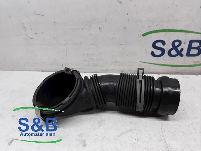 Air intake hose from a Volkswagen Eos (1F7/F8) 2.0 TFSI 16V 2006